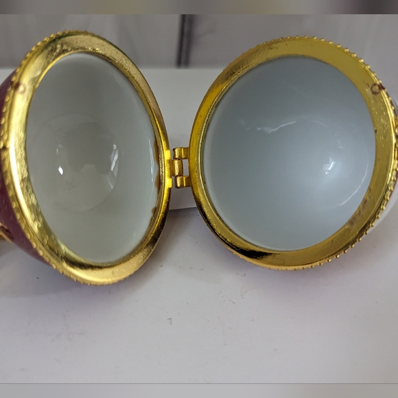 Porcelain Easter egg tripod trinket - Picture 2 of 6